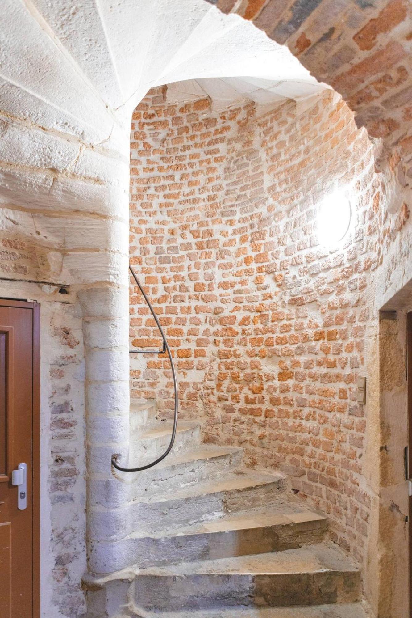 Plongez Dans L'Histoire Du Centre-Ville - Le Refuge Medieval - 3 Etoiles Bourg-en-Bresse Exterior photo